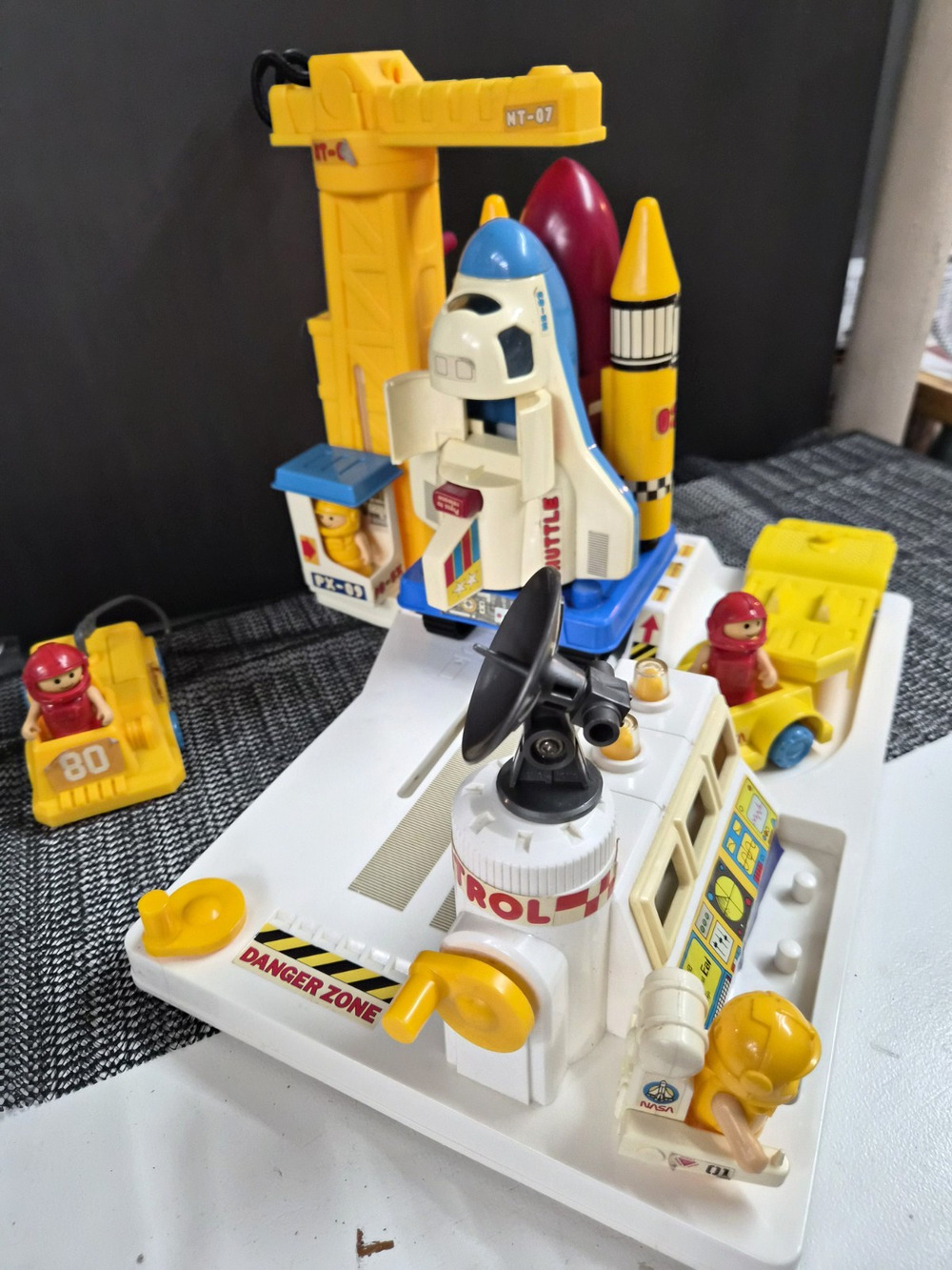 Vintage 1989 Lil Playmates NASA Space Shuttle Launch Pad Playset Figures Vehicle